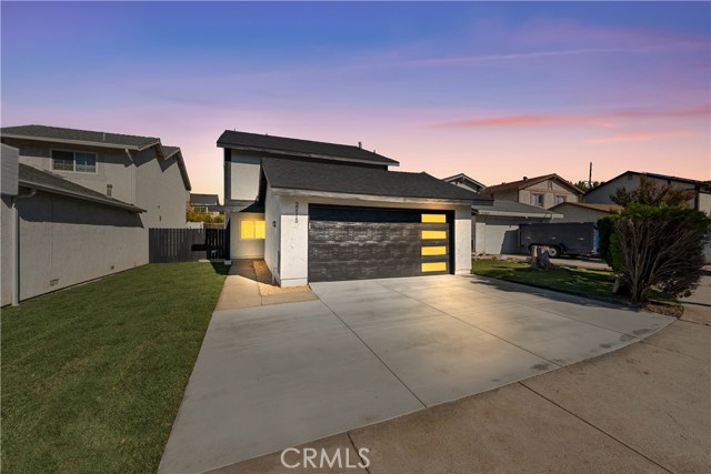 Detail Gallery Image 2 of 54 For 22015 Romar St, Chatsworth,  CA 91311 - 4 Beds | 3 Baths