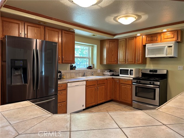 Detail Gallery Image 3 of 13 For 3920 Melody Ln, Riverside,  CA 92504 - 4 Beds | 3 Baths