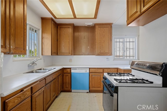 Detail Gallery Image 9 of 22 For 10342 Haskell Ave, Granada Hills,  CA 91344 - 3 Beds | 2 Baths