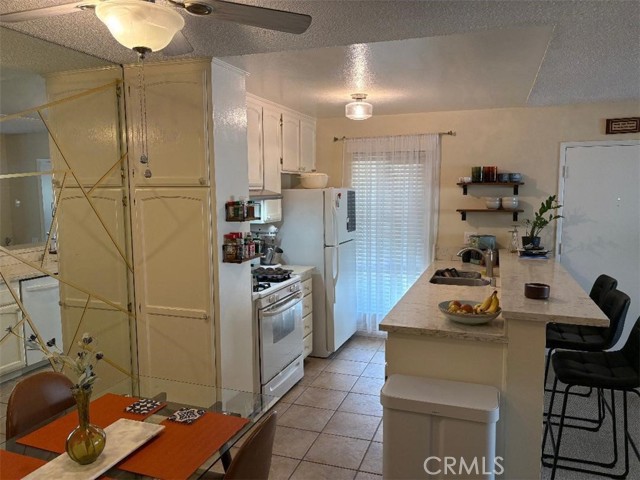 2821 S Fairview Street, Santa Ana CA: https://media.crmls.org/medias/4740c5c3-5840-4b0e-a7e8-a0368cb061e0.jpg