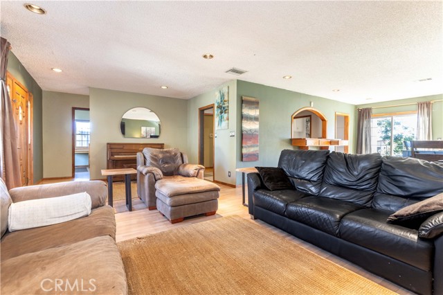 Detail Gallery Image 9 of 33 For 16728 Celtic, Granada Hills,  CA 91344 - 3 Beds | 2 Baths