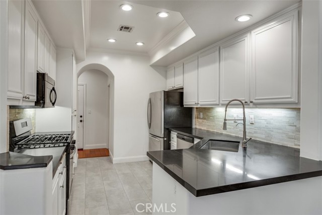 Detail Gallery Image 7 of 18 For 14526 Weddington St #103,  Sherman Oaks,  CA 91411 - 3 Beds | 3 Baths