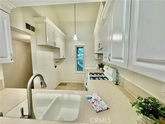 Detail Gallery Image 7 of 42 For 7120 Carlson Cir #264,  Canoga Park,  CA 91303 - 1 Beds | 1 Baths