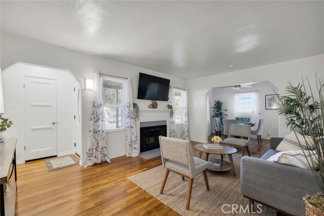 Detail Gallery Image 2 of 37 For 1527 N Avon St, Burbank,  CA 91505 - 4 Beds | 1 Baths