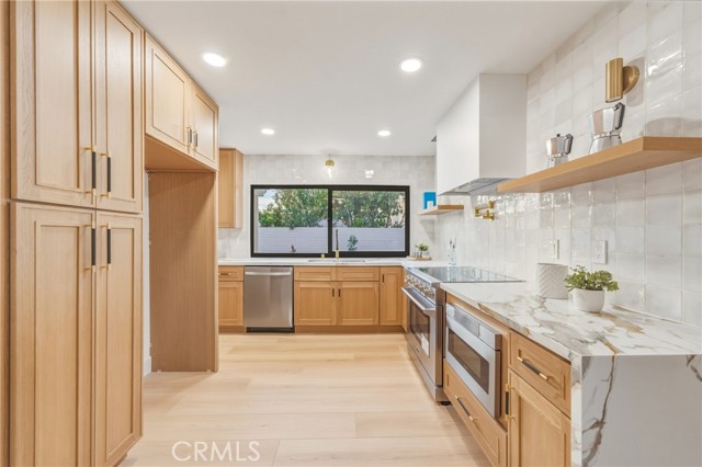 Detail Gallery Image 13 of 59 For 15335 Seine Cir, Irvine,  CA 92604 - 6 Beds | 4 Baths