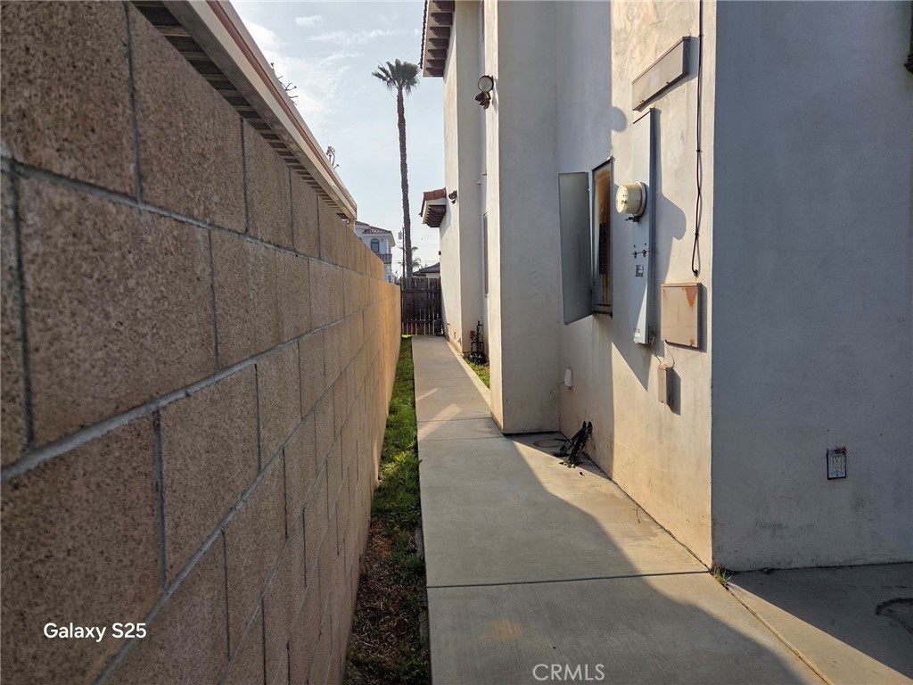 https://media.crmls.org/medias/4759796b-04de-420d-864c-c7aab3ab616d.jpg?preset=X-Large