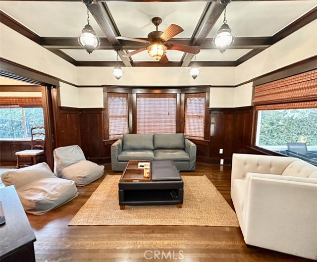 1327 W 35th Street, Los Angeles CA: https://media.crmls.org/medias/475a6c49-2634-4470-aab7-f8836cc14280.jpg