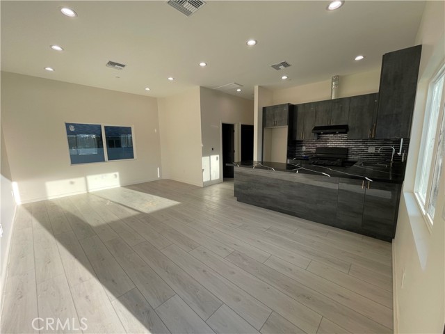 Detail Gallery Image 2 of 10 For 7932 Amestoy Ave, Van Nuys,  CA 91406 - 2 Beds | 1 Baths