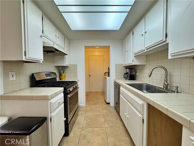 Detail Gallery Image 21 of 54 For 4177 Manhattan Beach Blvd., Lawndale,  CA 90260 - 3 Beds | 3 Baths