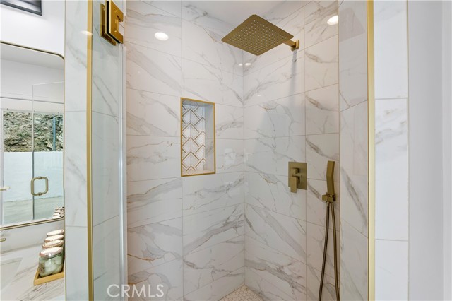 Detail Gallery Image 23 of 51 For 3900 Benedict Canyon Dr, Sherman Oaks,  CA 91423 - 3 Beds | 4 Baths