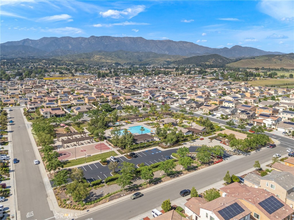 https://media.crmls.org/medias/476d5180-54c8-4ce9-8e32-425f27cc5770.jpg?preset=X-Large