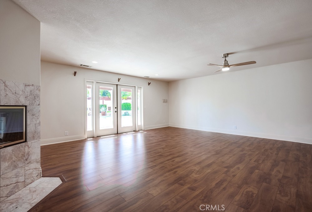 https://media.crmls.org/medias/476e222c-3d3a-4d73-b5a4-570c37a8db87.jpg?preset=X-Large