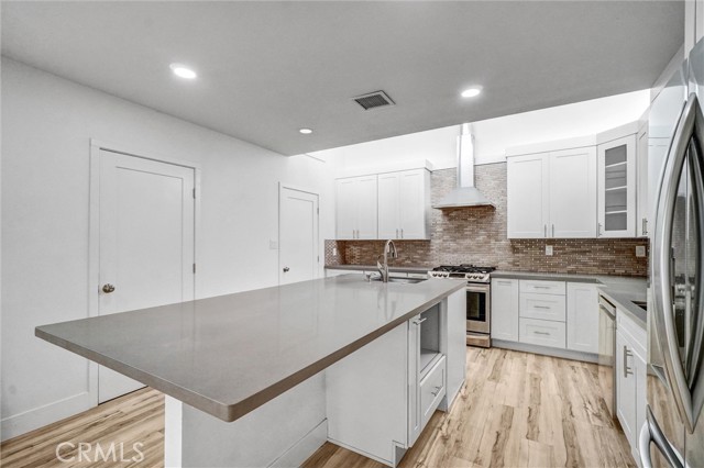 2321 Locust Avenue, Long Beach CA: https://media.crmls.org/medias/476e47a6-8710-484b-a205-e22cbca5597a.jpg
