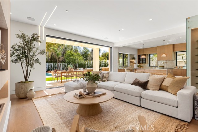 22640 Clarendon Street, Woodland Hills CA: https://media.crmls.org/medias/476f5eee-843a-4538-8822-6e20775667df.jpg