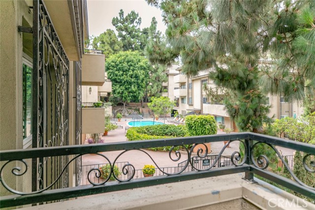 6700 Hillpark Drive, Los Angeles CA: https://media.crmls.org/medias/47754821-1584-464c-9855-7c8be8dd845c.jpg