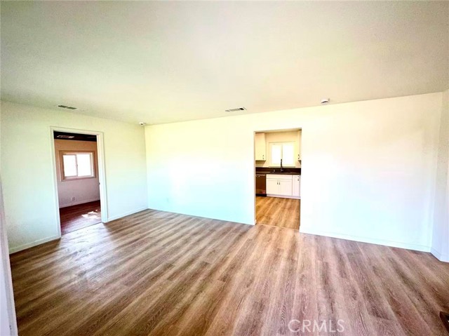 Detail Gallery Image 5 of 14 For 2002 N Woodridge, Hanford,  CA 93230 - 3 Beds | 1 Baths