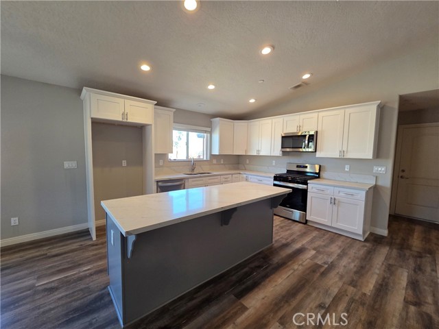 Detail Gallery Image 5 of 20 For 1140 Monterey, Barstow,  CA 92311 - 4 Beds | 2 Baths