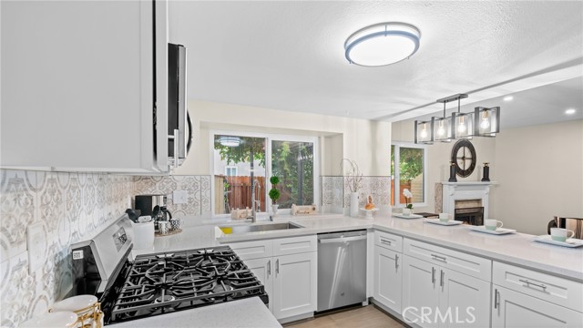 14981 Daisy Circle, Fontana CA: https://media.crmls.org/medias/47766e71-1a33-4707-8156-1e5c4afd0c82.jpg