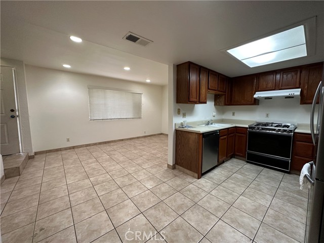 Detail Gallery Image 6 of 16 For 886 S Dudley St #L,  Pomona,  CA 91766 - 2 Beds | 1/1 Baths