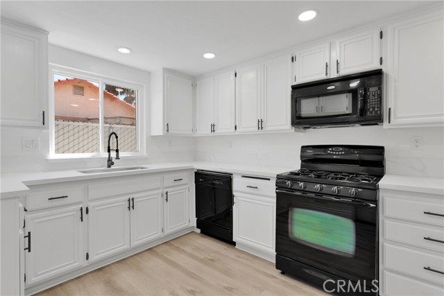Detail Gallery Image 14 of 47 For 15505 via Cartagena St, Hesperia,  CA 92345 - 3 Beds | 2 Baths