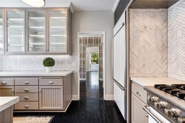580 S Sweetzer Ave, Los Angeles CA: https://media.crmls.org/medias/4780df51-c229-4a07-bc8f-dc0ee2b37daa.jpg