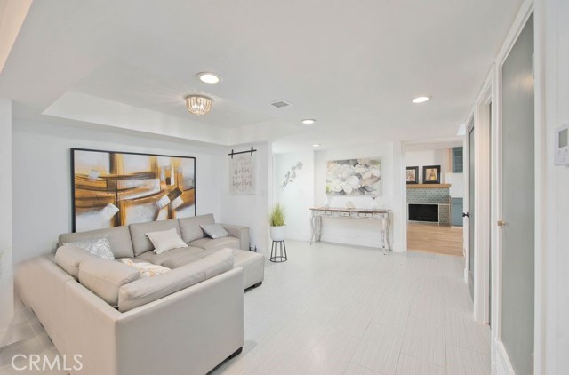 Detail Gallery Image 9 of 49 For 2057 Woodglen St, Simi Valley,  CA 93065 - 4 Beds | 2/1 Baths