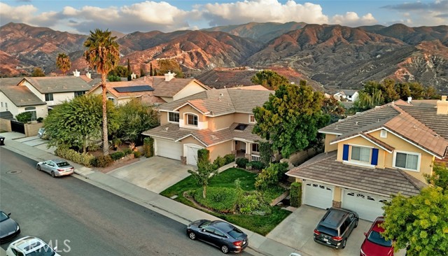 Detail Gallery Image 3 of 46 For 14218 Yellowstone Ln, Canyon Country,  CA 91387 - 6 Beds | 4 Baths