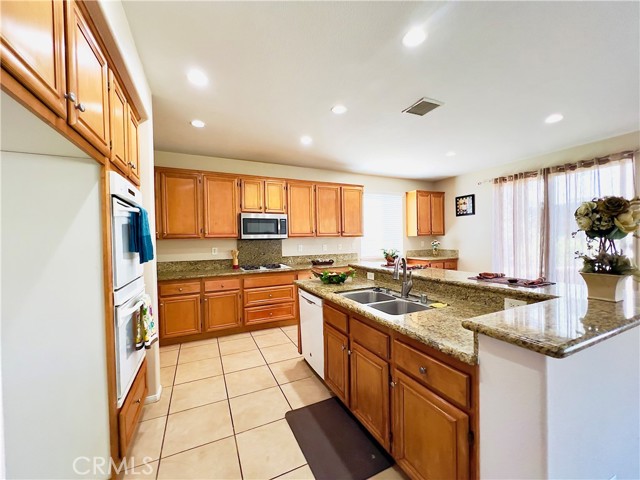 Detail Gallery Image 9 of 42 For 17231 Greentree Dr, Riverside,  CA 92503 - 5 Beds | 4 Baths