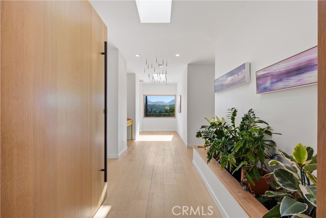 976 Ranch House, Westlake Village CA: https://media.crmls.org/medias/478c3fb1-c509-489a-b4b0-5d2d7be410c5.jpg