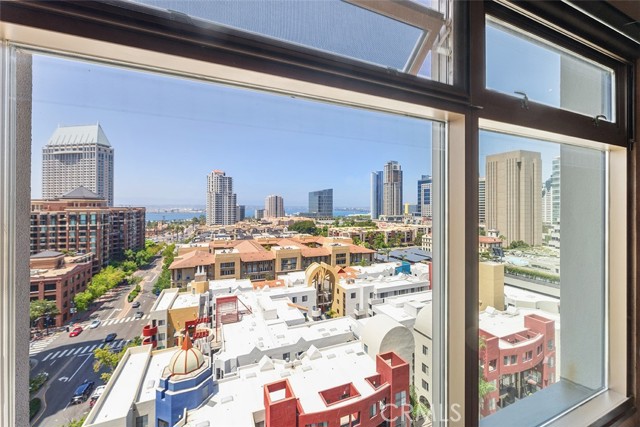 645 FRONT Street, San Diego CA: https://media.crmls.org/medias/478c7965-3565-4256-91b2-32688121ed54.jpg
