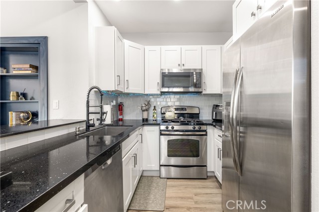 Detail Gallery Image 7 of 53 For 430 E Spruce #65,  Inglewood,  CA 90301 - 2 Beds | 2/1 Baths