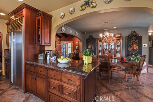 Open kitchen to dining area