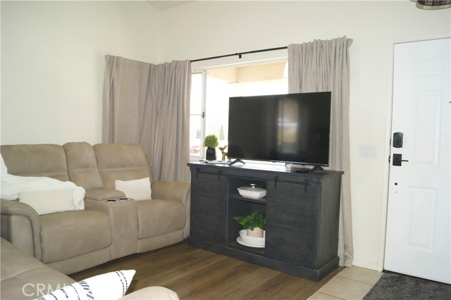 Detail Gallery Image 6 of 26 For 4012 Larkspur Ave, Rialto,  CA 92377 - 4 Beds | 2 Baths