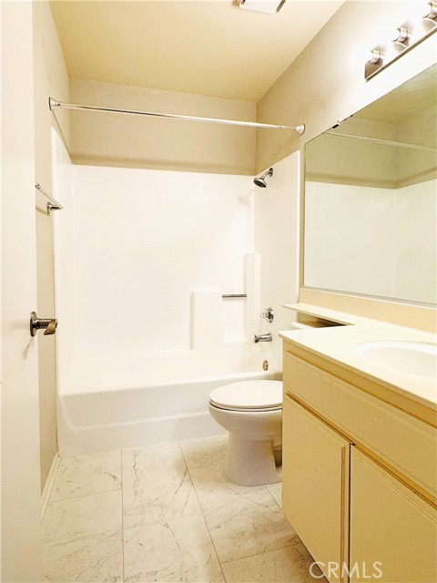 656 Springbrook N, Irvine CA: https://media.crmls.org/medias/47959d38-bbb6-422e-8f74-2bd84c6790cb.jpg