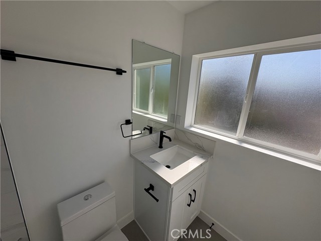 Detail Gallery Image 8 of 21 For 14165 Calvert St, Van Nuys,  CA 91401 - 4 Beds | 4 Baths