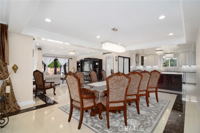 Detail Gallery Image 10 of 42 For 6508 Moorcroft Ave, Woodland Hills,  CA 91303 - 5 Beds | 3/1 Baths