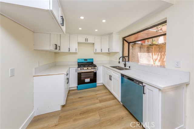 Detail Gallery Image 4 of 13 For 15035 Nordhoff St #115,  North Hills,  CA 91343 - 2 Beds | 3 Baths