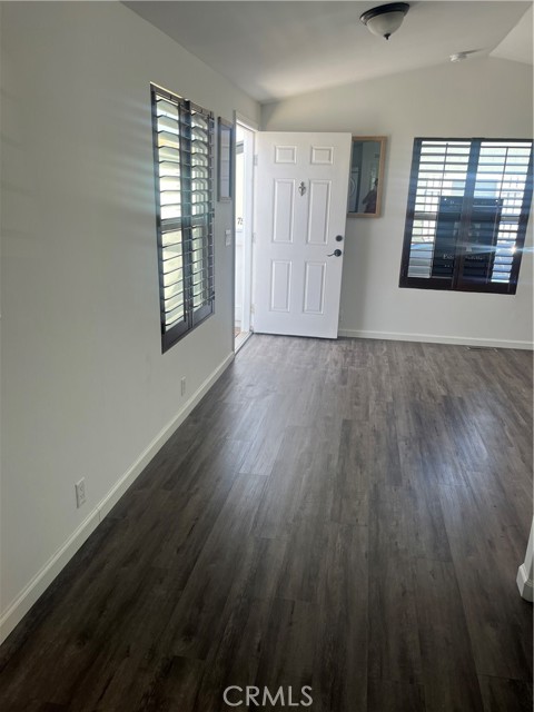 Detail Gallery Image 2 of 9 For 7560 Woodman Pl Spc #66 #66,  Van Nuys,  CA 91405 - 1 Beds | 1 Baths