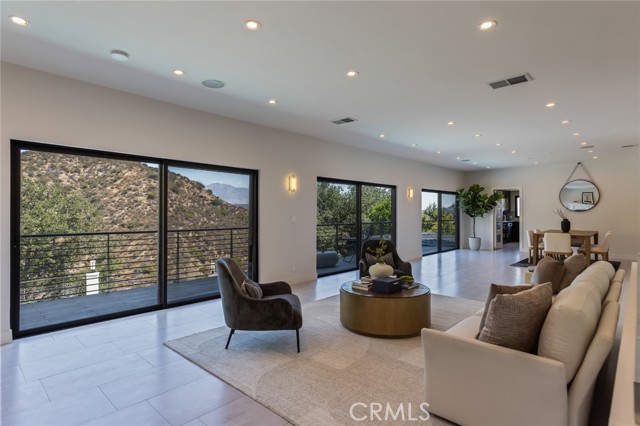 Detail Gallery Image 13 of 62 For 2111 Rimcrest Dr, Glendale,  CA 91207 - 4 Beds | 5 Baths