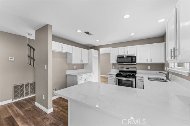 Detail Gallery Image 17 of 51 For 3910 Whirlwind Dr, Bakersfield,  CA 93313 - 3 Beds | 3 Baths