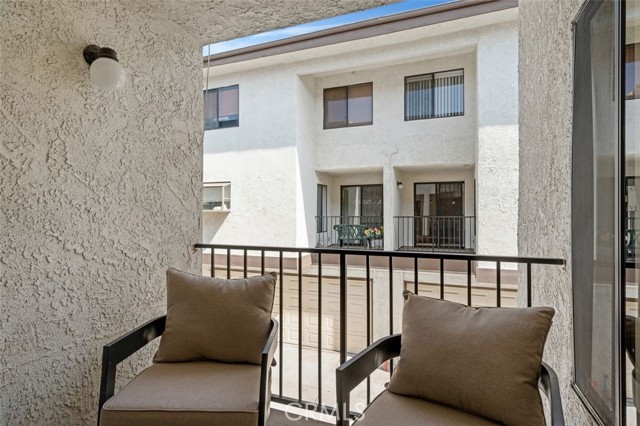 106 S Sierra Madre Boulevard, Pasadena CA: https://media.crmls.org/medias/47aba113-ce88-4f06-9066-668a104d295b.jpg