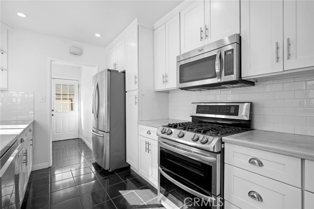 Detail Gallery Image 11 of 30 For 6637 Capps, Reseda,  CA 91335 - 3 Beds | 2/1 Baths