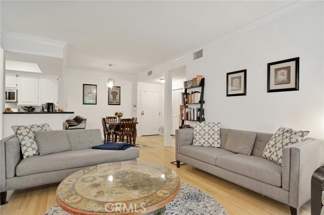 8675 Falmouth Avenue, Playa del Rey CA: https://media.crmls.org/medias/47af2bc2-43f0-454c-98ee-07732d3d21f9.jpg