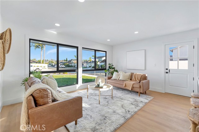 Detail Gallery Image 3 of 49 For 21211 Binghampton Cir, Huntington Beach,  CA 92646 - 4 Beds | 3 Baths