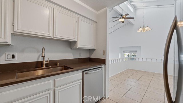 Detail Gallery Image 15 of 38 For 2600 W Segerstrom Ave #D,  Santa Ana,  CA 92704 - 3 Beds | 2/1 Baths