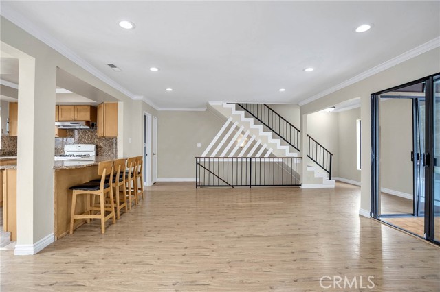 Detail Gallery Image 3 of 23 For 1005 Monterey Rd #5,  Glendale,  CA 91206 - 3 Beds | 3 Baths