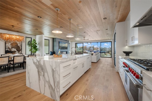 20 Balboa Coves, Newport Beach CA: https://media.crmls.org/medias/47b3c562-e8c1-42cf-8135-f8ed893ed37d.jpg