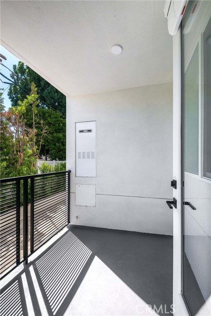 Detail Gallery Image 5 of 22 For 6120 Woodman Ave #102,  Van Nuys,  CA 91401 - 3 Beds | 2 Baths