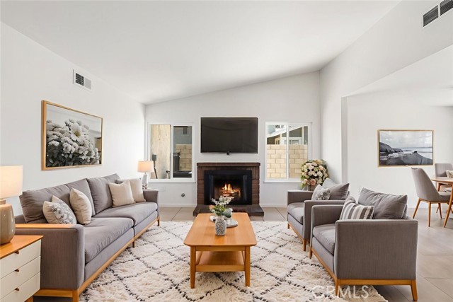 Detail Gallery Image 6 of 35 For 11657 Queensborough St, Riverside,  CA 92503 - 3 Beds | 2 Baths