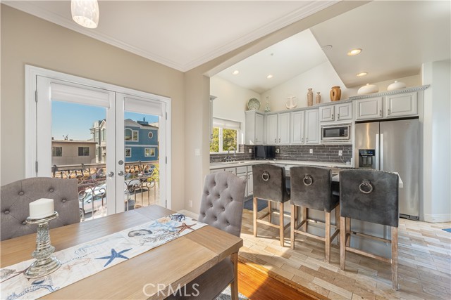 Detail Gallery Image 7 of 24 For 301 2nd, Hermosa Beach,  CA 90254 - 3 Beds | 3/1 Baths